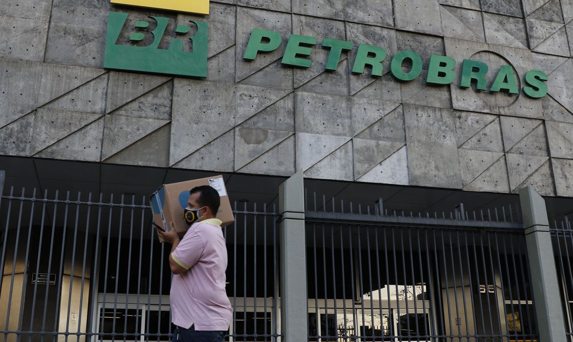 Petrobras abre concurso com 757 vagas e salários de R$ 11,7 mil