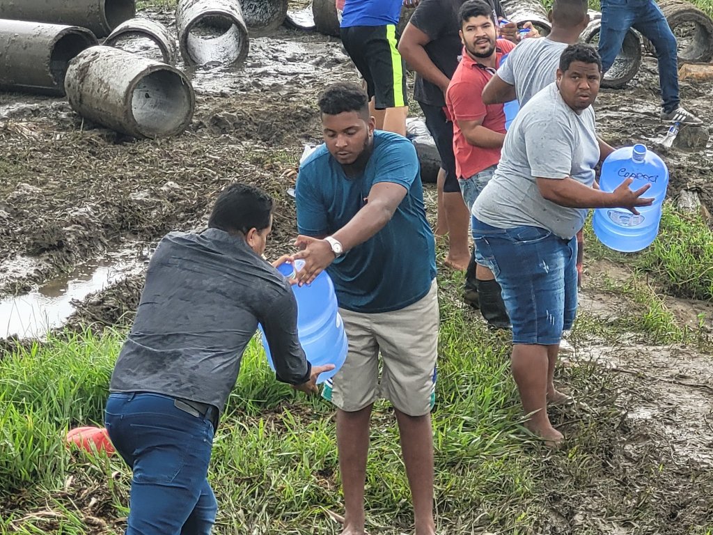 Vídeo: corrente humana leva ajuda após cratera impedir passagem na BA