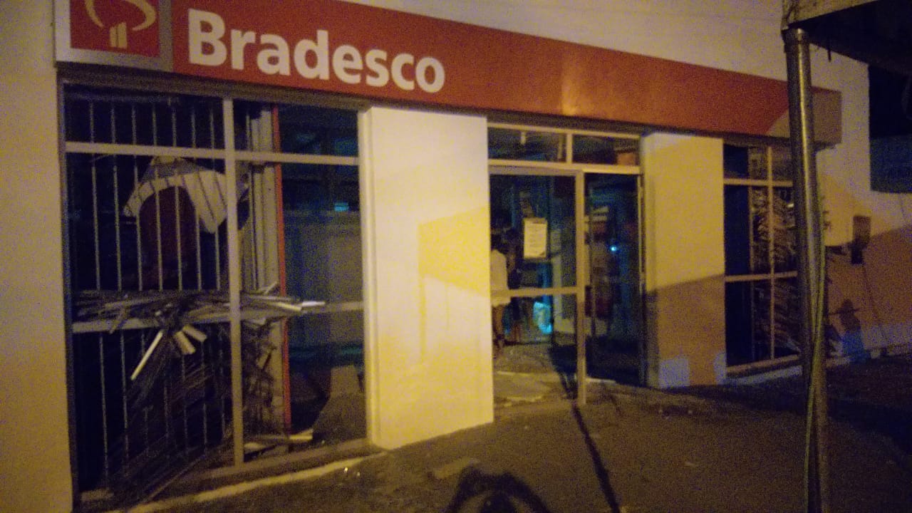 Bandidos explodem duas agências bancárias em Crisópolis na madrugada deste domingo (05)