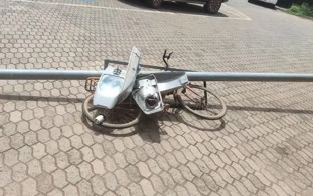 Homem é preso após furtar poste de luz e tentar fugir de bicicleta