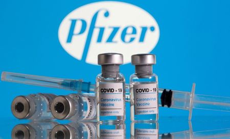 Ômicron: Três doses da vacina da Pfizer podem neutralizar variante, dizem fabricantes
