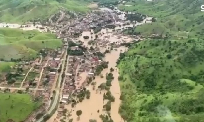 Governo anuncia ajuda e libera saque do FGTS a atingidos por enchentes na BA e em MG