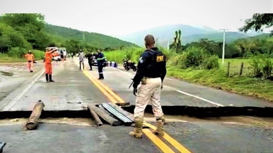 Bolsonaro vai liberar R$ 2,3 bilhões para reconstrução de estradas