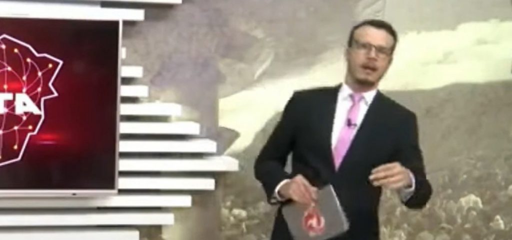 Apresentador passa mal e desmaia ao vivo durante jornal em Minas; veja vídeo