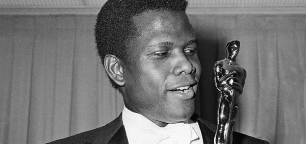 Primeiro negro a ganhar Oscar de melhor ator, Sidney Poitier morre aos 94 anos