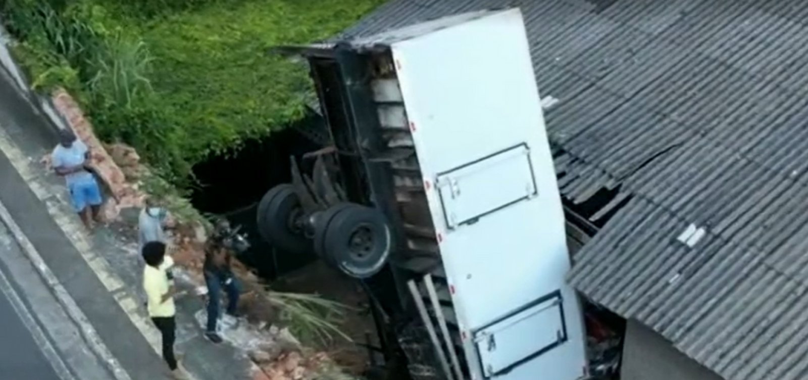Caminhão perde freio e invade fábrica na Ladeira da Água Brusca