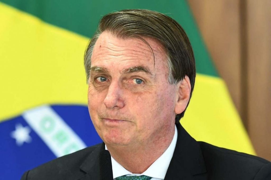 Bolsonaro é internado com suspeita de obstrução intestinal