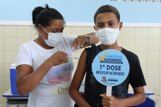 Crianças com 9 anos e pessoas com 12 anos ou mais serão vacinadas nesta segunda-feira (24), em Alagoinhas