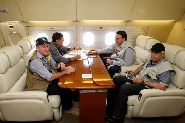 Bolsonaro libera classe executiva em voos internacionais para ministros