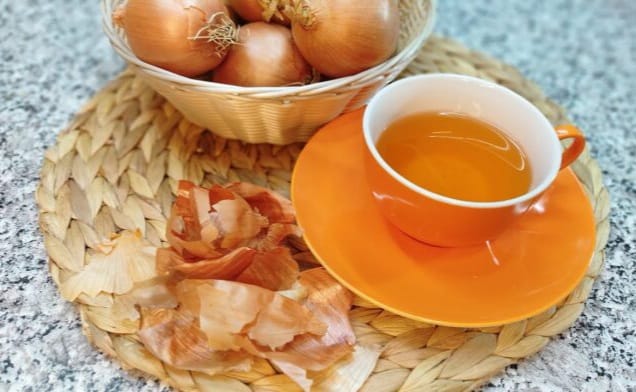 Chá de casca de cebola para aliviar tosse, dor de garganta, gripes e resfriados
