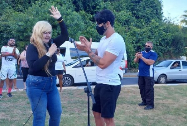 Vídeo: Gusttavo Lima desce do carro e canta com pastora no meio da rua, em Porto Seguro
