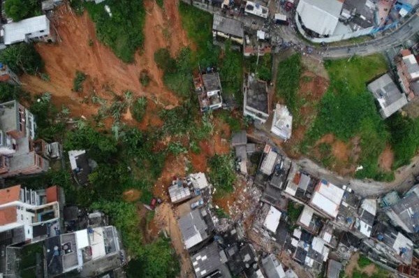 Sobe para 24 número de mortos em decorrência de chuvas em SP