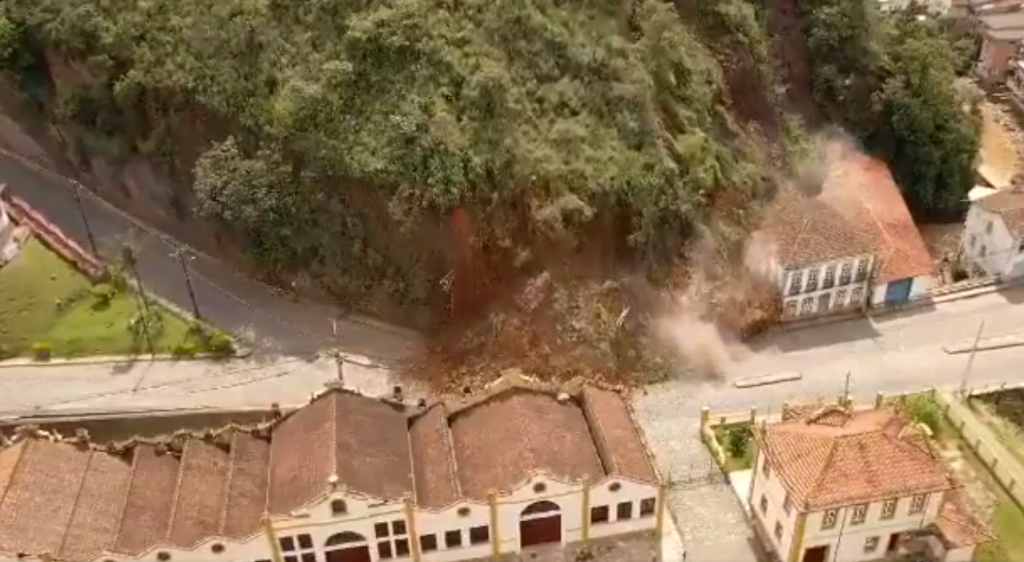 Deslizamento de terra destrói casarão no centro histórico de Ouro Preto; veja vídeo