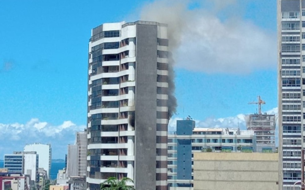 Imóvel é atingido por incêndio em condomínio de alto padrão na Barra; veja vídeo