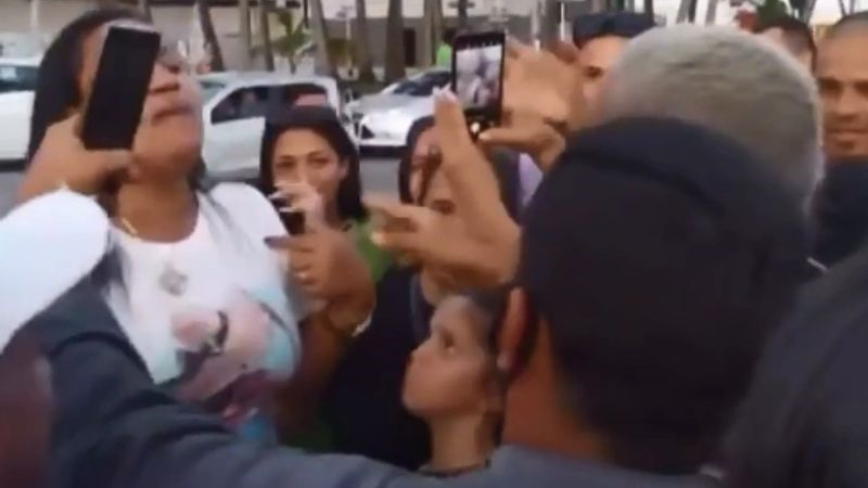 Mulher tenta agredir Carlinhos Maia após influencer recusar foto com ela; veja vídeo