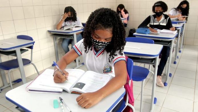 Governo da Bahia não vai exigir comprovante de vacinação para estudantes menores de idade