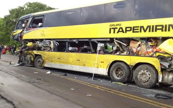 Colisão entre ônibus e carreta deixa dois mortos e vários feridos em SE