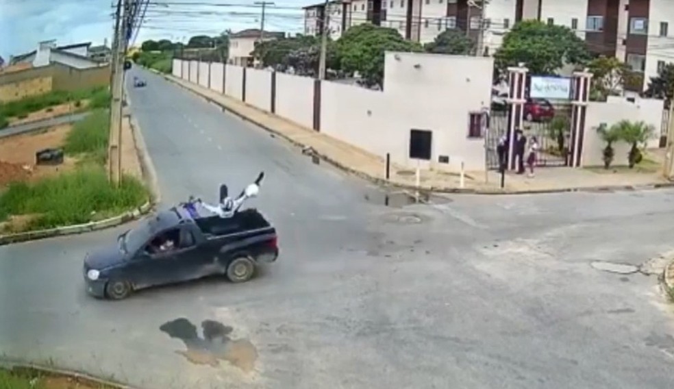VÍDEO: Motociclista é atropelado e cai dentro de carroceria de carro em Vitória da Conquista