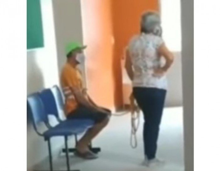Vídeo: mulher leva marido amarrado para se vacinar contra a Covid