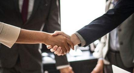 Número de empresas abertas bate recorde, e falências saltam 35%