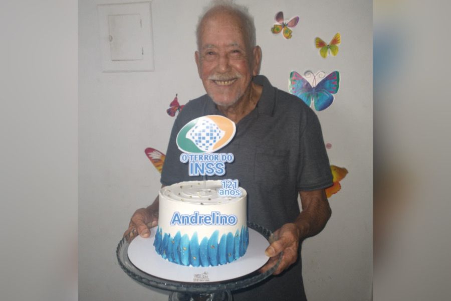 “O terror do INSS”: idoso comemora 121 anos com bolo temático em Goiás