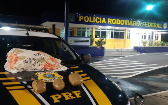 Homem é preso com cocaína escondida dentro de travesseiro na BR-116