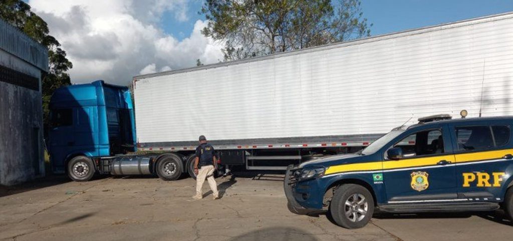 Quase 100 mil latas de cerveja são apreendidas sem nota fiscal em rodovia na Bahia