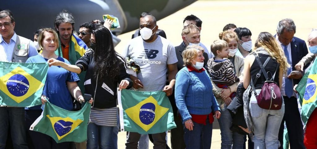 Brasileiro relata misto de alívio e preocupação ao chegar ao Brasil após fugir da Ucrânia