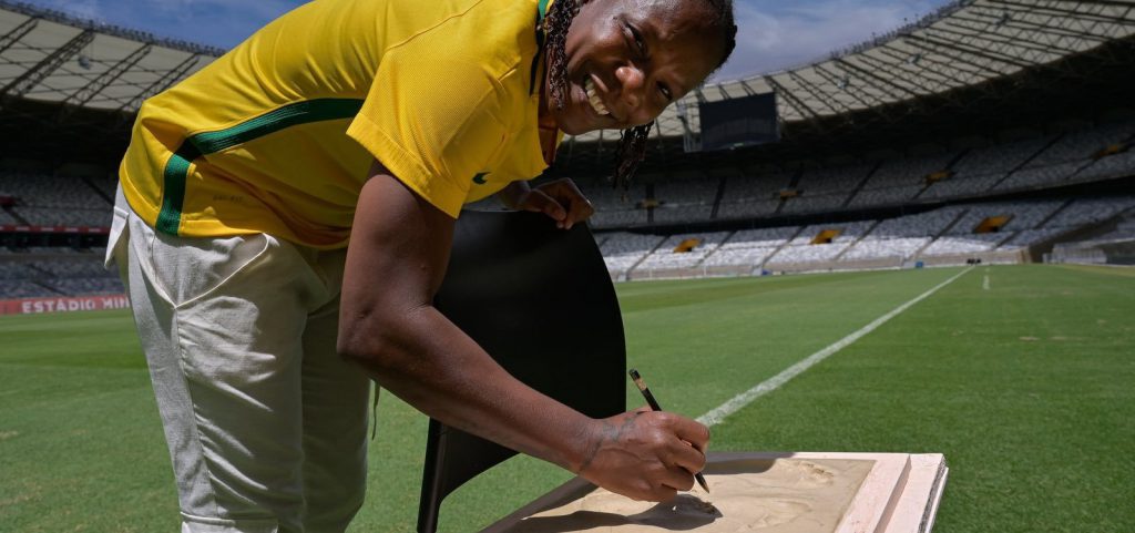 Formiga é a primeira mulher a ter os pés eternizados na calçada da fama do Mineirão
