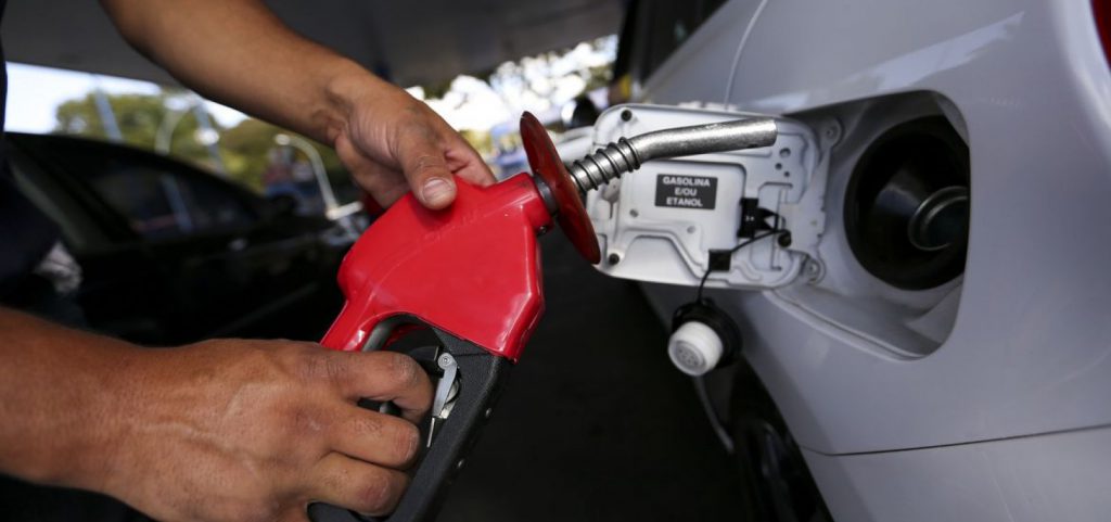 Empresa que comprou Refinaria de Mataripe vende gasolina mais barata para Pernambuco do que Bahia