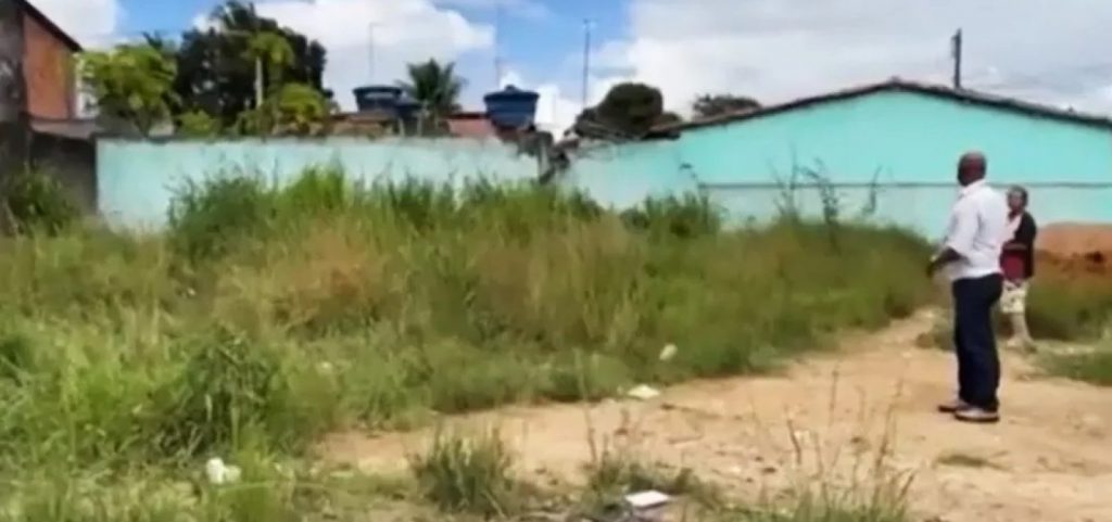 Corpo de mulher é encontrado carbonizado em terreno baldio na Bahia