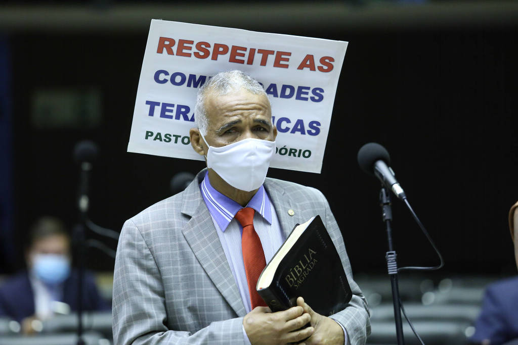 Câmara vota urgência a projeto que proíbe uso da palavra Bíblia fora de contexto