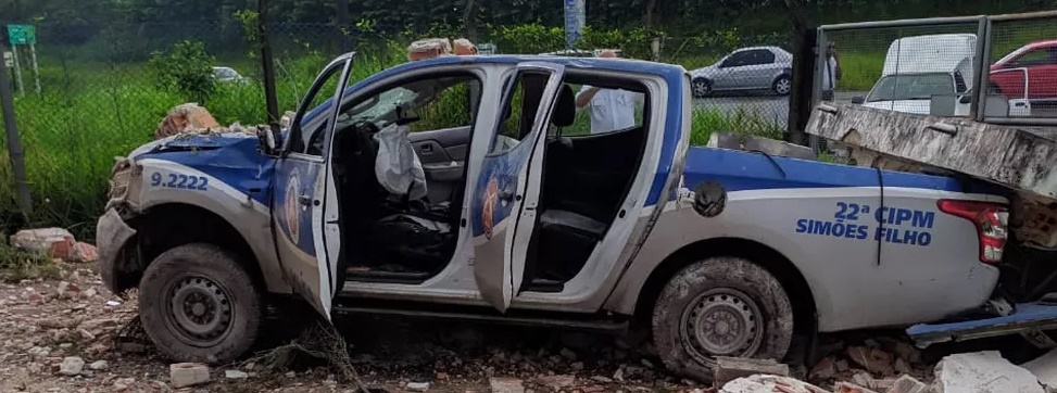 Policiais ficam feridos após batida de viatura em Simões Filho
