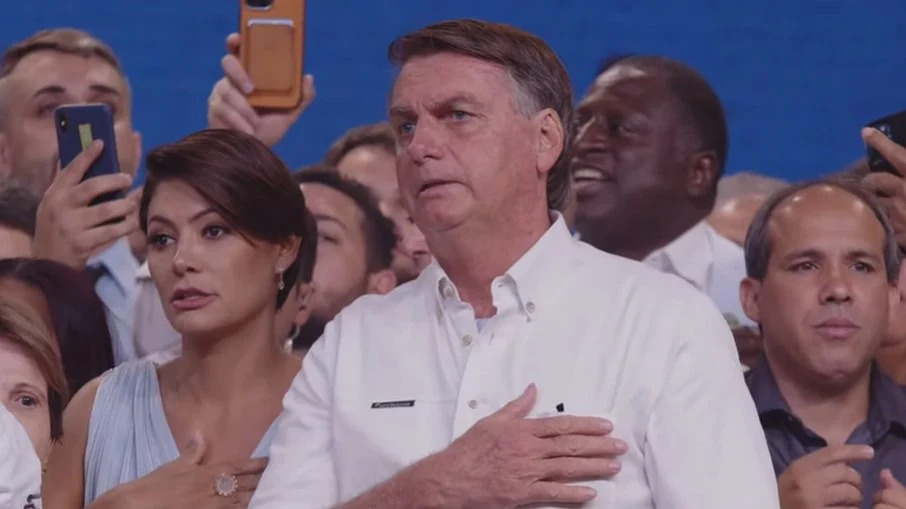 Bolsonaro passa mal e é levado às pressas para hospital
