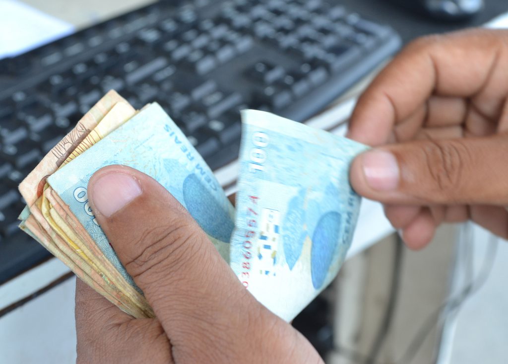 Renda do brasileiro caiu 9,7% em um ano