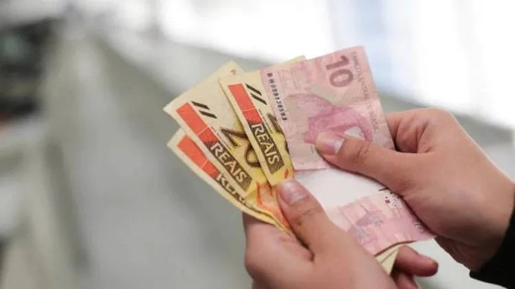 Governo eleva estimativa de inflação, e salário mínimo em 2023 pode subir para R$ 1.293