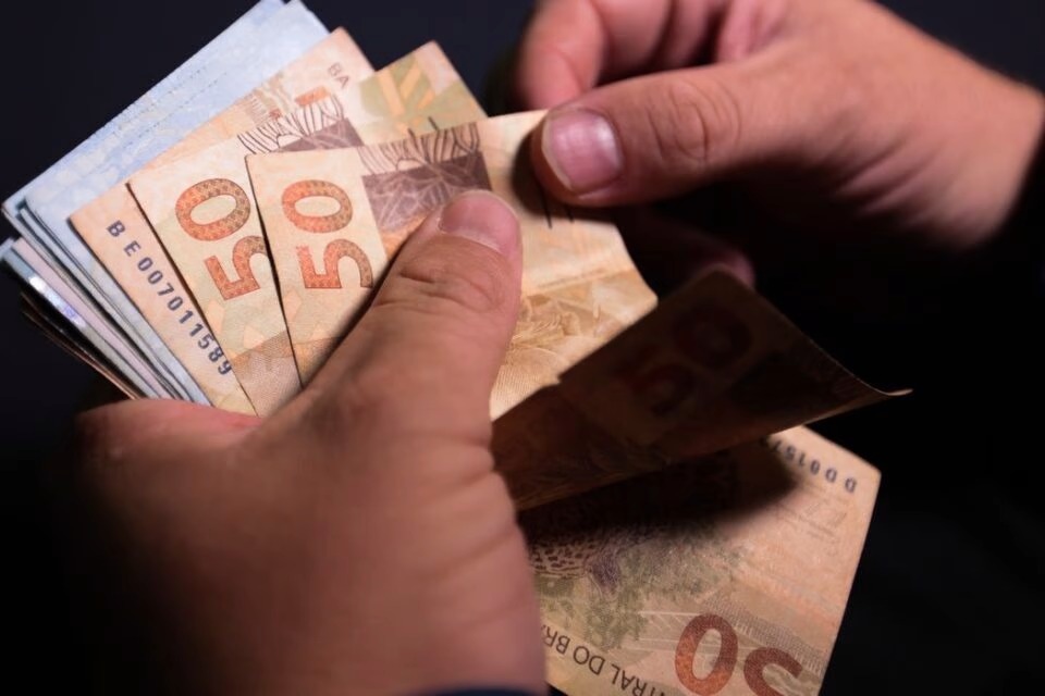 Saques em poupança superam depósitos em R$ 5,35 bi em fevereiro, diz BC