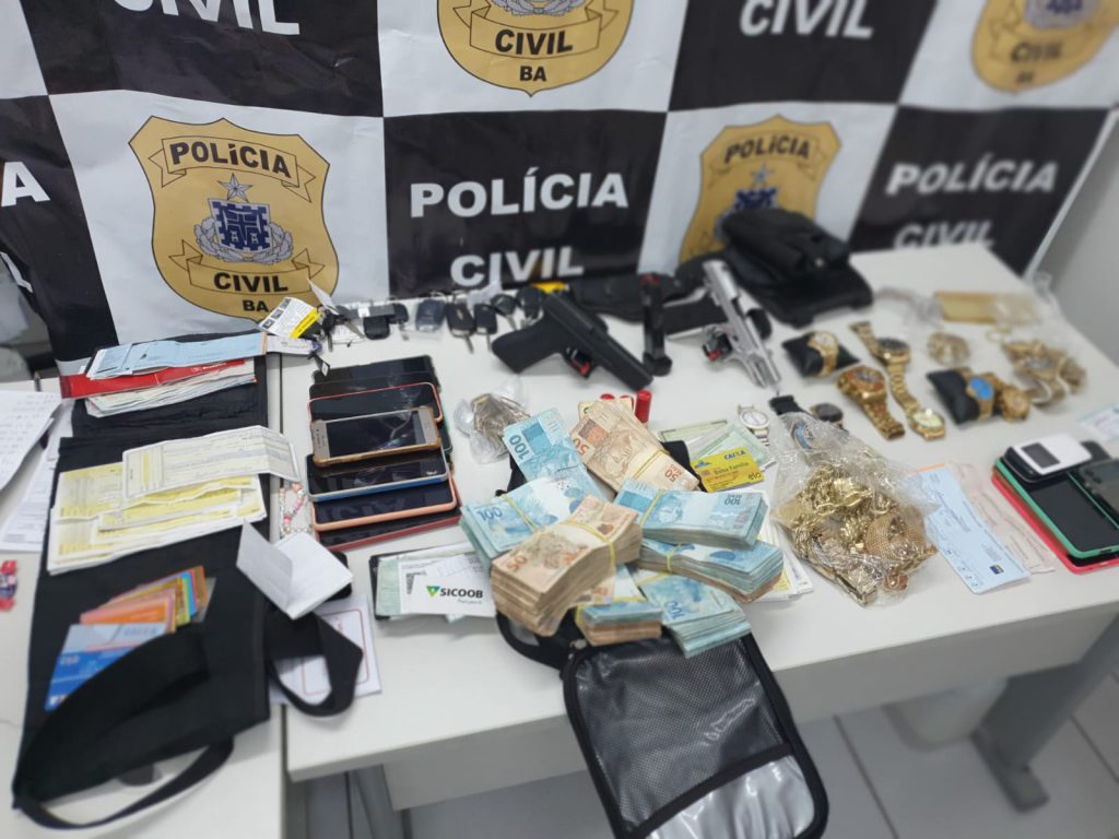 Alagoinhas: Viatura da Polícia Civil foi atacada em acampamento dos ciganos