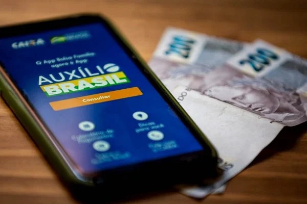 Auxílio Brasil paga R$ 400 a partir desta sexta (18/3). Confira datas