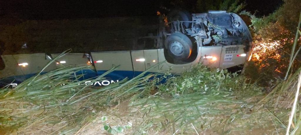 BR 101 Urgente: Dessa vez ônibus interestadual capota em mais uma tentativa de assalto