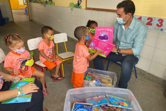 Prefeitura amplia incentivo à leitura com a entrega de Caixas Literárias nas creches municipais