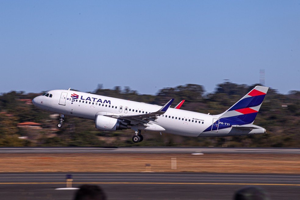 Criança foge de casa, entra escondido em avião e viaja do Amazonas para São Paulo