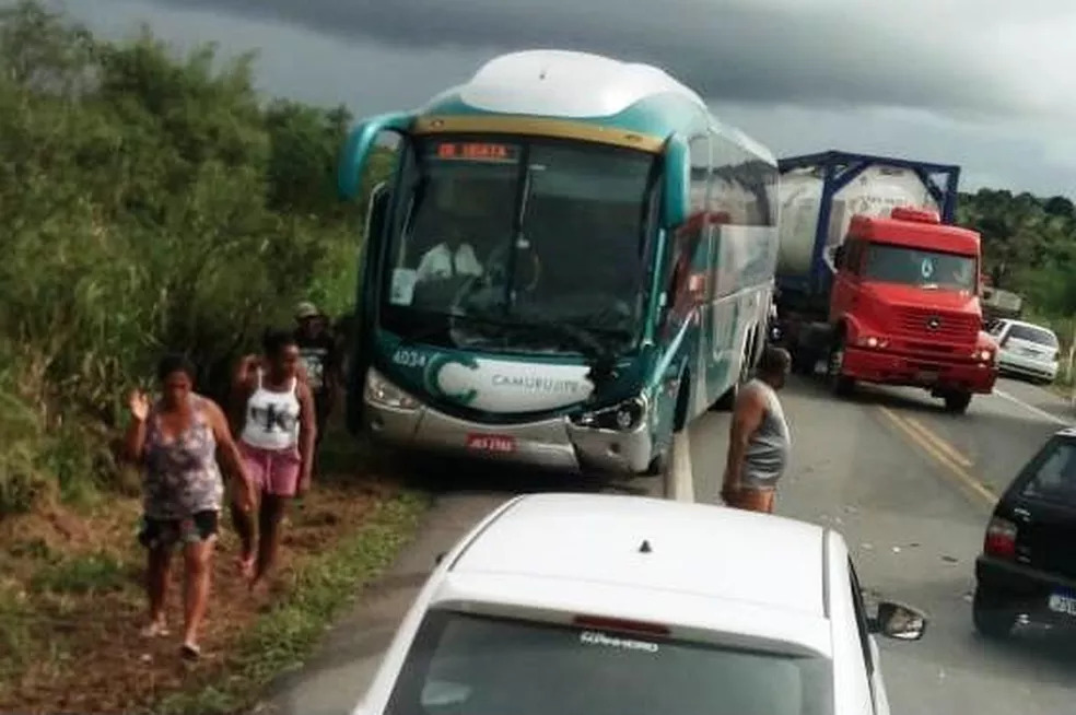Quatro pessoas morrem em acidente entre ônibus e caminhão na BR-101, Recôncavo Baiano; duas das vítimas eram mãe e filha