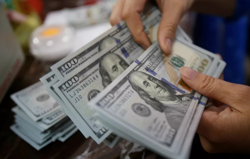 Dólar tem sexto dia seguido de queda e chega a R$ 4,84