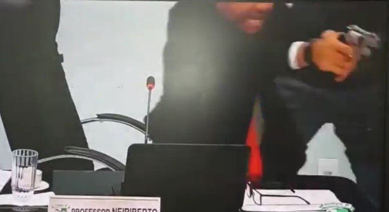 Vereador aponta arma para colega durante sessão; veja vídeo