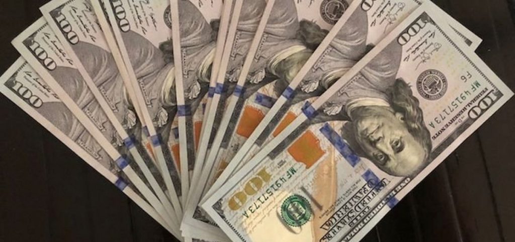 Dólar cai pela terceira vez seguida e fecha em R$ 4,67