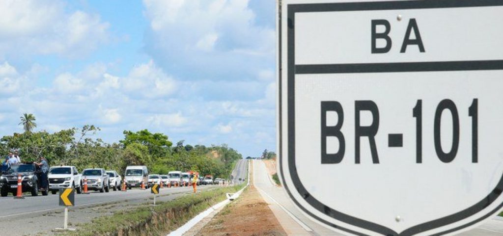 Acidente entre carro e caminhão deixa uma pessoa morta na BR-101