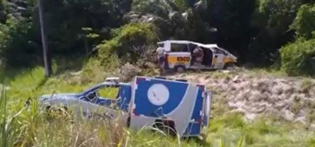 Acidente com van escolar deixa duas pessoas mortas no extremo sul da Bahia