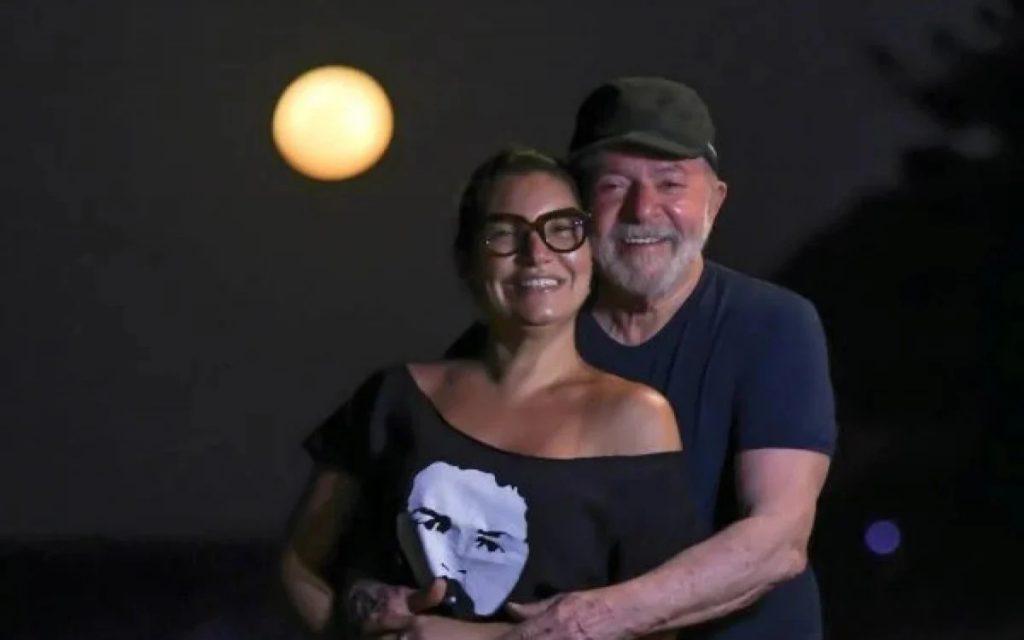 Ex-presidente Lula anuncia que irá se casar com Janja em maio