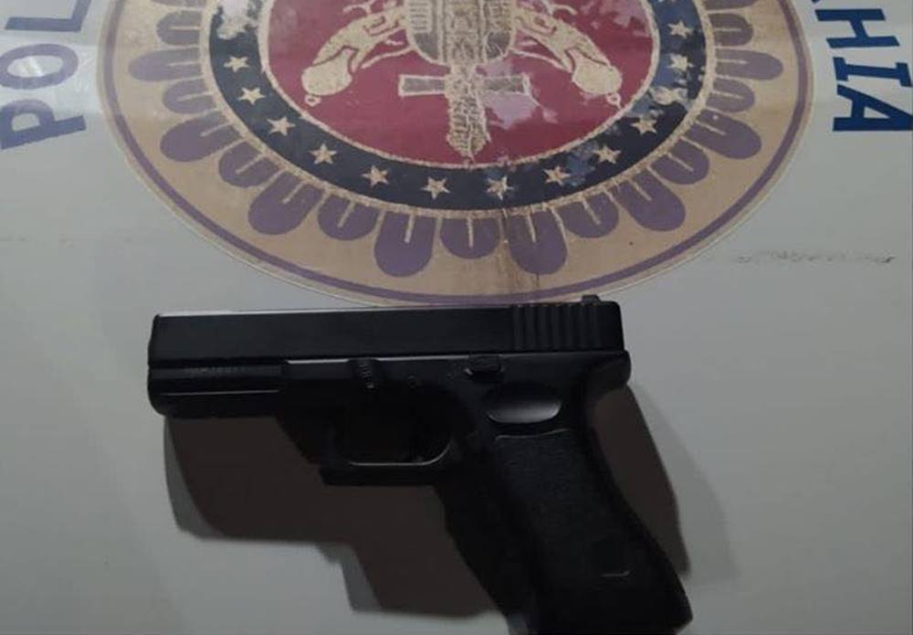 Policiais do Quarto Batalhão apreendem simulacro de arma de fogo após denúncia em Alagoinhas
